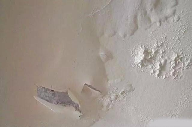 裝修是一件費心費力，卻又很享受的過程，看著毛坯房變成溫馨的小家，內心的滿足感是無法代替的。為了裝修，從家裝布局設計到建材市場千挑萬選，終于把房子裝成了你想要的樣子。然而，沒住多久卻發(fā)現乳膠漆墻面起泡，心里別提多難過。為何人人稱贊的乳膠漆會出現起泡問題呢?本期，恩澤小博士和大家一起探討乳膠漆墻面起泡的原因和解決方法!